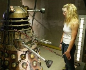 Rose di fronte al Dalek, a pari altezza!