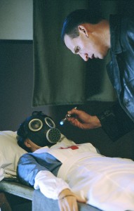 Il Dottore esamina un'infermiera con la maschera