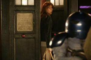 Donna esce dal TARDIS di nascosto.