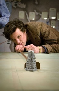 Il Dottore gioca con un modellino di Dalek.