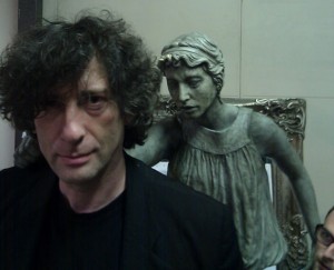 Neil Gaiman e un Weeping Angel.