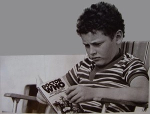 Steven Moffat da bambino legge un libro di Doctor Who