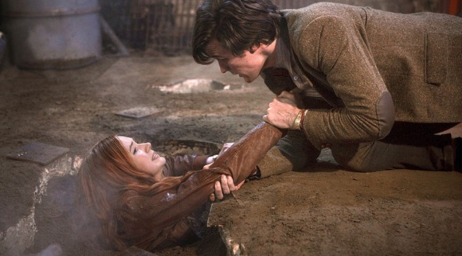 Il Dottore cerca di trattenere Amy mentre sprofonda.